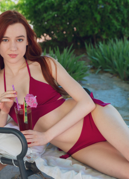 На пляже появилась рыжая девушка в купальнике, который почти не прикрывал её тело