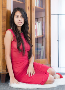 Азиатская девушка с длинными волосами, обутая в туфлях