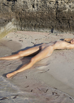 На пляже была замечена стройная блондинка, которая наслаждалась песком